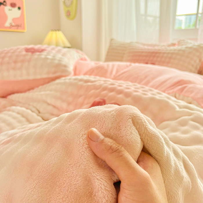 91家纺网 家纺一手货源 找家纺 梦纤绒 2025新款保暖舒适亲肤泡泡绒四件套 鸡心粉