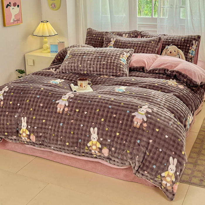 91家纺网 家纺一手货源 找家纺 梦纤绒 2025新款保暖舒适亲肤泡泡绒四件套 咖底草莓兔