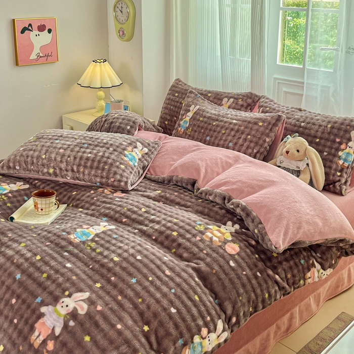 91家纺网 家纺一手货源 找家纺 梦纤绒 2025新款保暖舒适亲肤泡泡绒四件套 咖底草莓兔