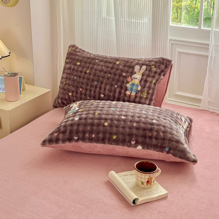 91家纺网 家纺一手货源 找家纺 梦纤绒 2025新款保暖舒适亲肤泡泡绒四件套 咖底草莓兔