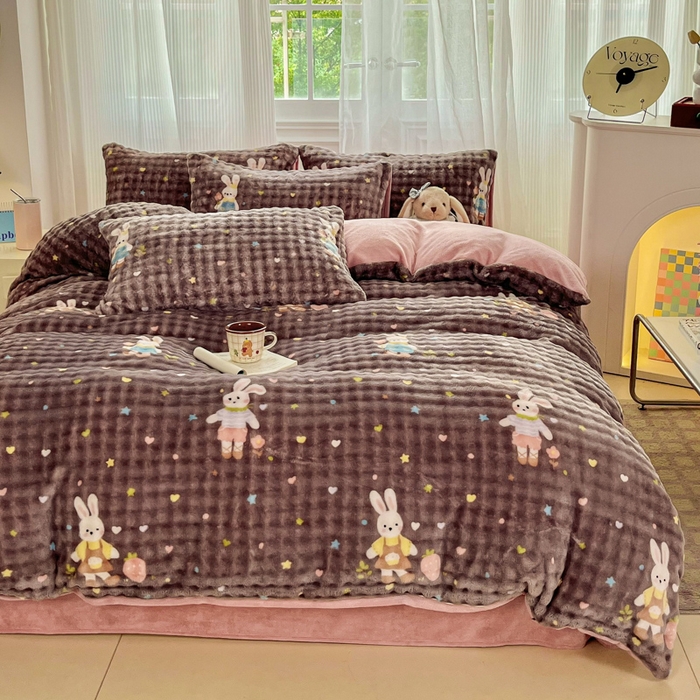 91家纺网 家纺一手货源 找家纺 梦纤绒 2025新款保暖舒适亲肤泡泡绒四件套 咖底草莓兔