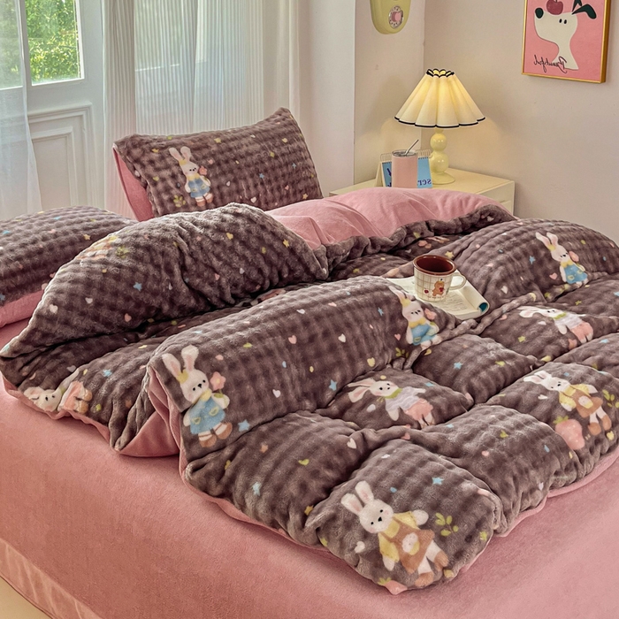 91家纺网 家纺一手货源 找家纺 梦纤绒 2025新款保暖舒适亲肤泡泡绒四件套 咖底草莓兔