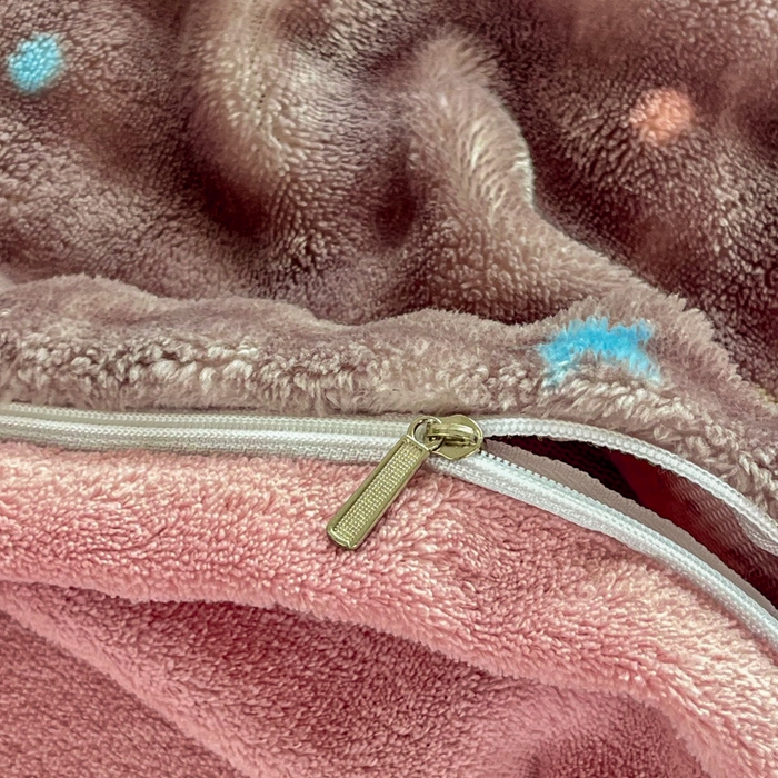 91家纺网 家纺一手货源 找家纺 梦纤绒 2025新款保暖舒适亲肤泡泡绒四件套 咖底草莓兔