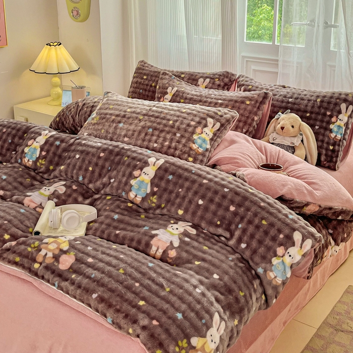 91家纺网 家纺一手货源 找家纺 梦纤绒 2025新款保暖舒适亲肤泡泡绒四件套 咖底草莓兔