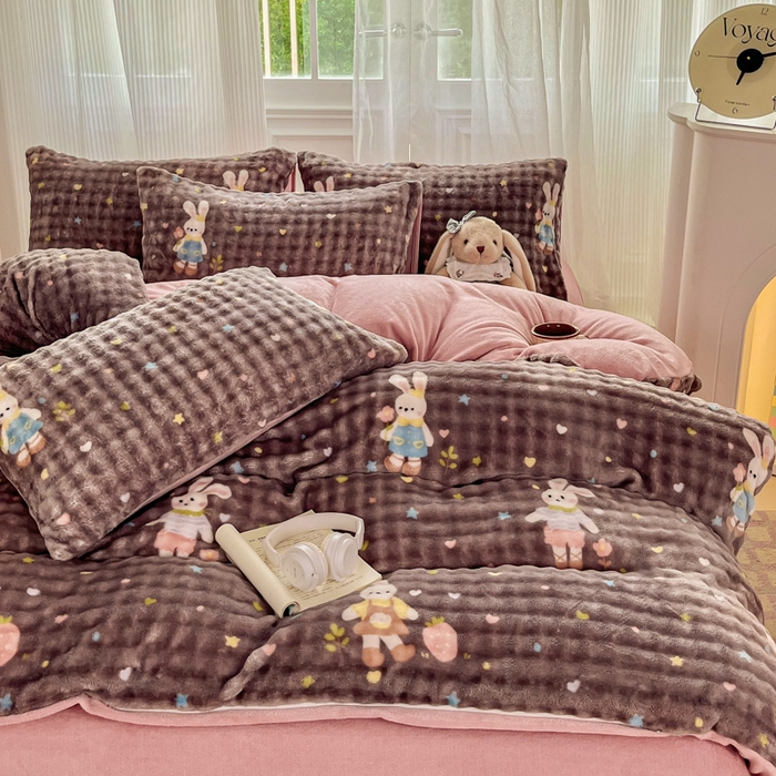 91家纺网 家纺一手货源 找家纺 梦纤绒 2025新款保暖舒适亲肤泡泡绒四件套 咖底草莓兔