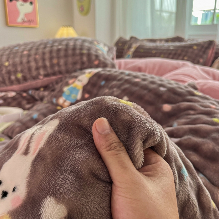 91家纺网 家纺一手货源 找家纺 梦纤绒 2025新款保暖舒适亲肤泡泡绒四件套 咖底草莓兔