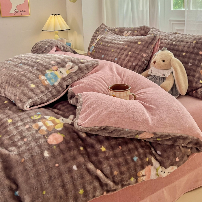 91家纺网 家纺一手货源 找家纺 梦纤绒 2025新款保暖舒适亲肤泡泡绒四件套 咖底草莓兔