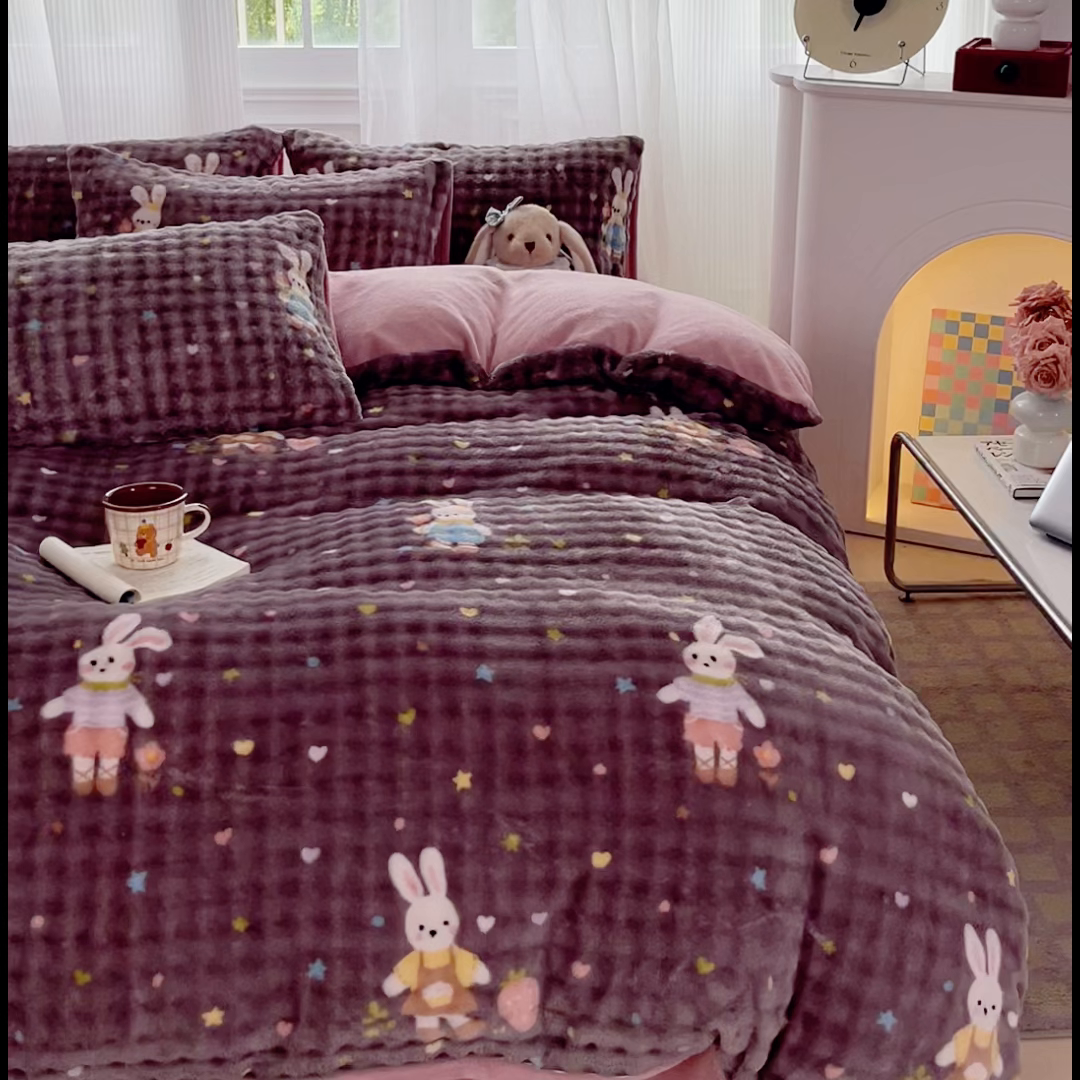 91家纺网 家纺一手货源 找家纺 梦纤绒 2025新款保暖舒适亲肤泡泡绒四件套 咖底草莓兔