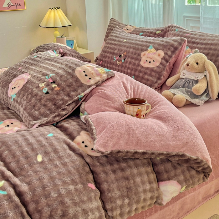 91家纺网 家纺一手货源 找家纺 梦纤绒 2025新款保暖舒适亲肤泡泡绒四件套 咖底草莓熊