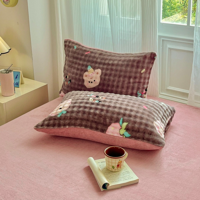 91家纺网 家纺一手货源 找家纺 梦纤绒 2025新款保暖舒适亲肤泡泡绒四件套 咖底草莓熊