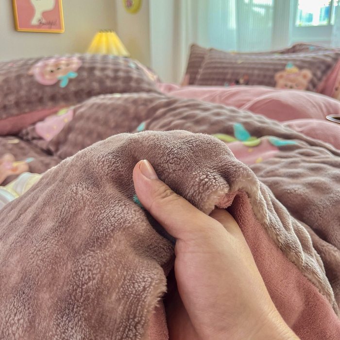 91家纺网 家纺一手货源 找家纺 梦纤绒 2025新款保暖舒适亲肤泡泡绒四件套 咖底草莓熊