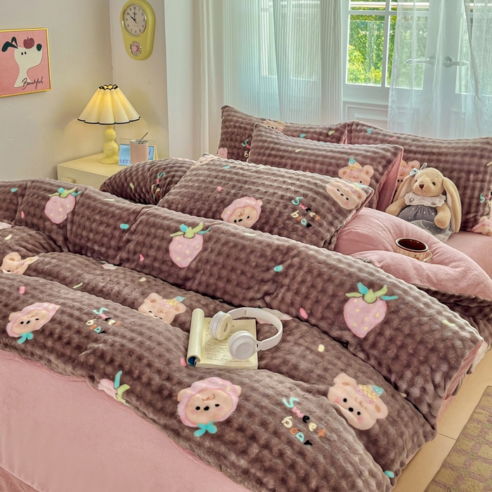 91家纺网 家纺一手货源 找家纺 梦纤绒 2025新款保暖舒适亲肤泡泡绒四件套 咖底草莓熊