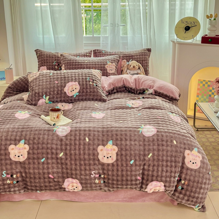 91家纺网 家纺一手货源 找家纺 梦纤绒 2025新款保暖舒适亲肤泡泡绒四件套 咖底草莓熊