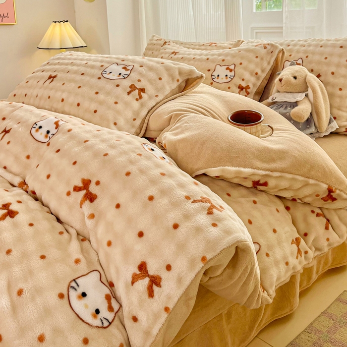 91家纺网 家纺一手货源 找家纺 梦纤绒 2025新款保暖舒适亲肤泡泡绒四件套 咖蝴蝶结猫