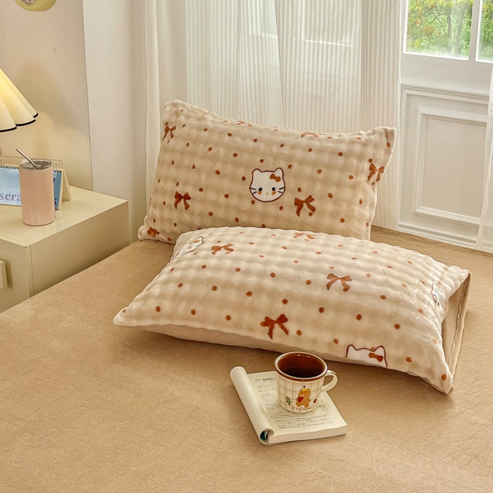 91家纺网 家纺一手货源 找家纺 梦纤绒 2025新款保暖舒适亲肤泡泡绒四件套 咖蝴蝶结猫