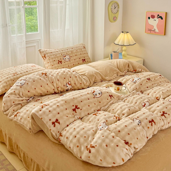 91家纺网 家纺一手货源 找家纺 梦纤绒 2025新款保暖舒适亲肤泡泡绒四件套 咖蝴蝶结猫