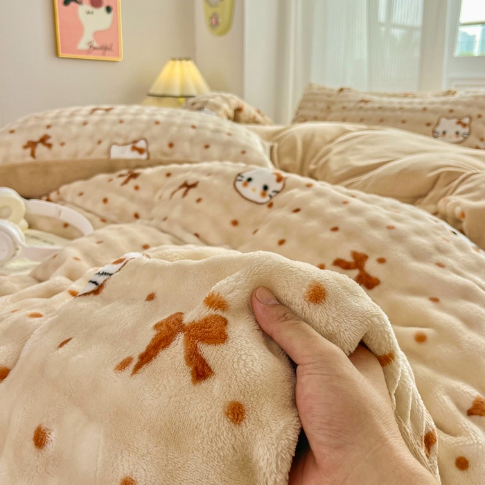 91家纺网 家纺一手货源 找家纺 梦纤绒 2025新款保暖舒适亲肤泡泡绒四件套 咖蝴蝶结猫