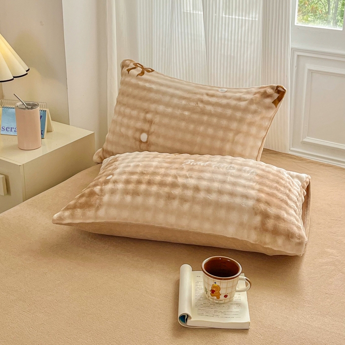 91家纺网 家纺一手货源 找家纺 梦纤绒 2025新款保暖舒适亲肤泡泡绒四件套 领结云纹棕