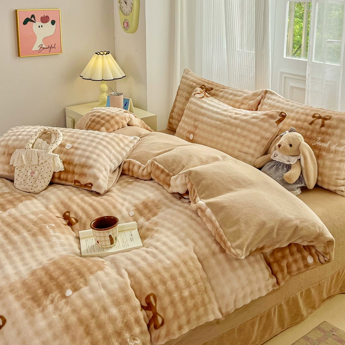 91家纺网 家纺一手货源 找家纺 梦纤绒 2025新款保暖舒适亲肤泡泡绒四件套 领结云纹棕