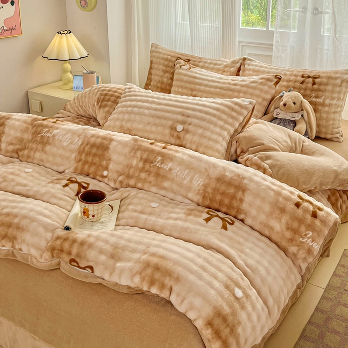 91家纺网 家纺一手货源 找家纺 梦纤绒 2025新款保暖舒适亲肤泡泡绒四件套 领结云纹棕