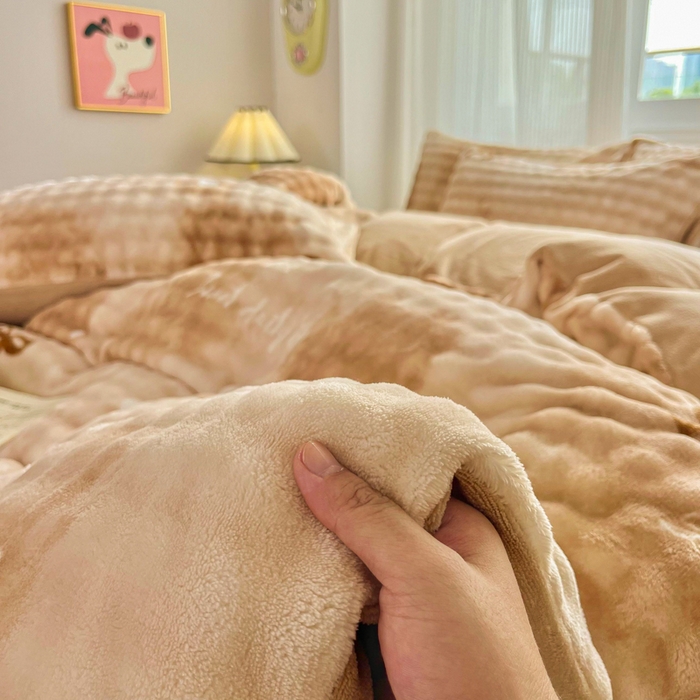 91家纺网 家纺一手货源 找家纺 梦纤绒 2025新款保暖舒适亲肤泡泡绒四件套 领结云纹棕