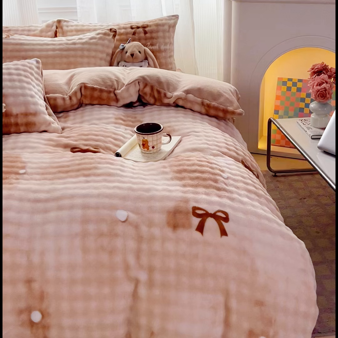 91家纺网 家纺一手货源 找家纺 梦纤绒 2025新款保暖舒适亲肤泡泡绒四件套 领结云纹棕