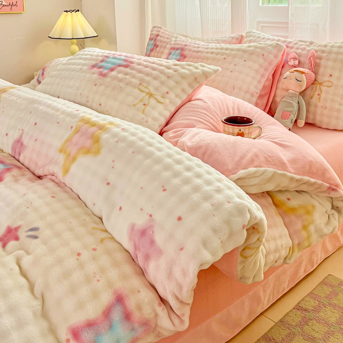 91家纺网 家纺一手货源 找家纺 梦纤绒 2025新款保暖舒适亲肤泡泡绒四件套 梦幻五角星粉