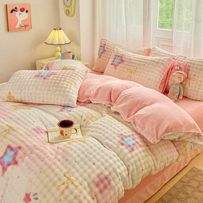 91家纺网 家纺一手货源 找家纺 梦纤绒 2025新款保暖舒适亲肤泡泡绒四件套 梦幻五角星粉