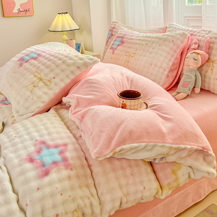 91家纺网 家纺一手货源 找家纺 梦纤绒 2025新款保暖舒适亲肤泡泡绒四件套 梦幻五角星粉