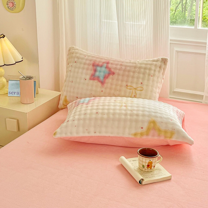 91家纺网 家纺一手货源 找家纺 梦纤绒 2025新款保暖舒适亲肤泡泡绒四件套 梦幻五角星粉