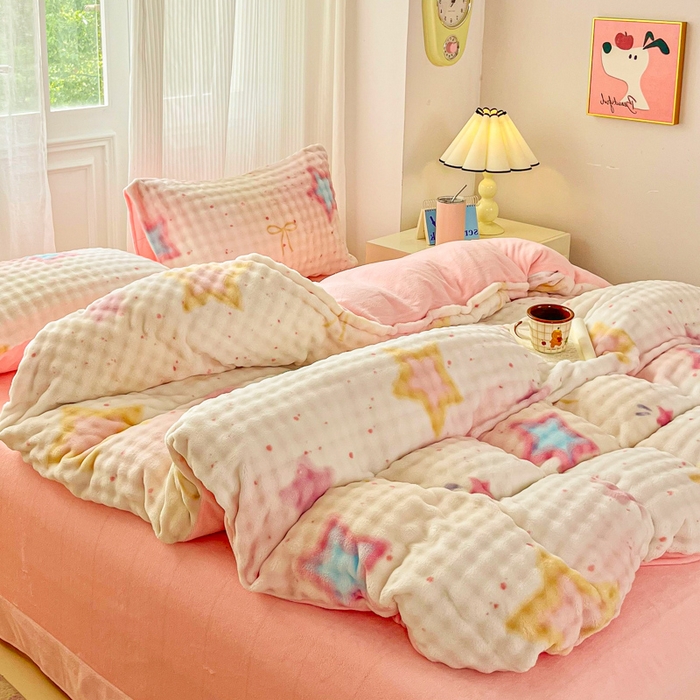 91家纺网 家纺一手货源 找家纺 梦纤绒 2025新款保暖舒适亲肤泡泡绒四件套 梦幻五角星粉