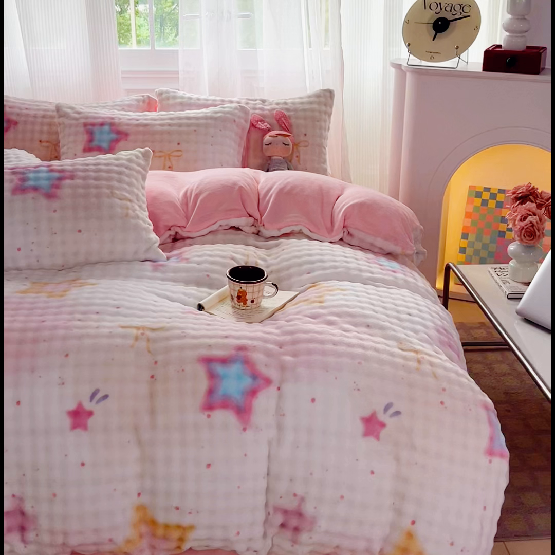91家纺网 家纺一手货源 找家纺 梦纤绒 2025新款保暖舒适亲肤泡泡绒四件套 梦幻五角星粉