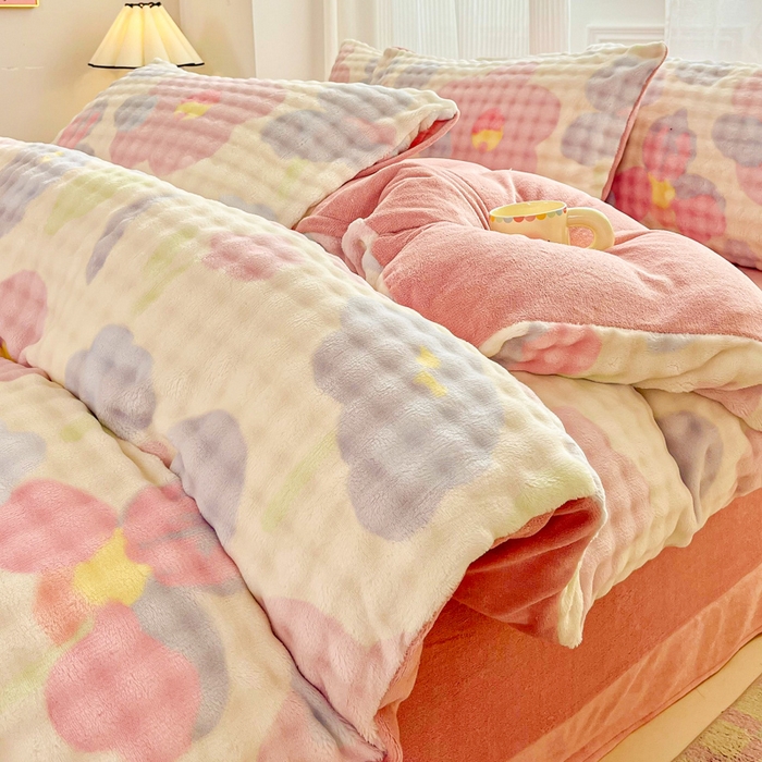 91家纺网 家纺一手货源 找家纺 梦纤绒 2025新款保暖舒适亲肤泡泡绒四件套 小花世界米黄底-豆沙