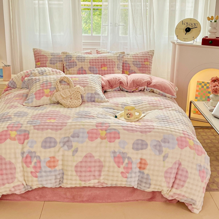 91家纺网 家纺一手货源 找家纺 梦纤绒 2025新款保暖舒适亲肤泡泡绒四件套 小花世界米黄底-豆沙