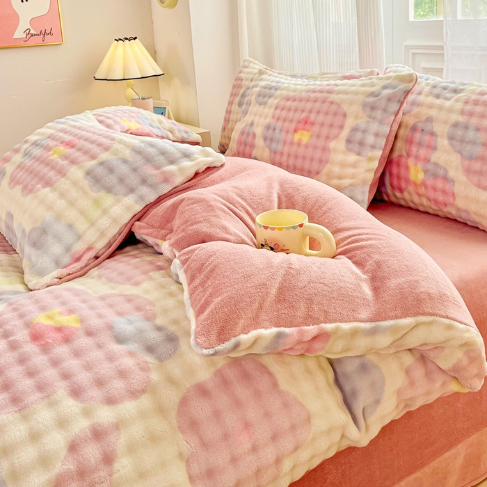 91家纺网 家纺一手货源 找家纺 梦纤绒 2025新款保暖舒适亲肤泡泡绒四件套 小花世界米黄底-豆沙