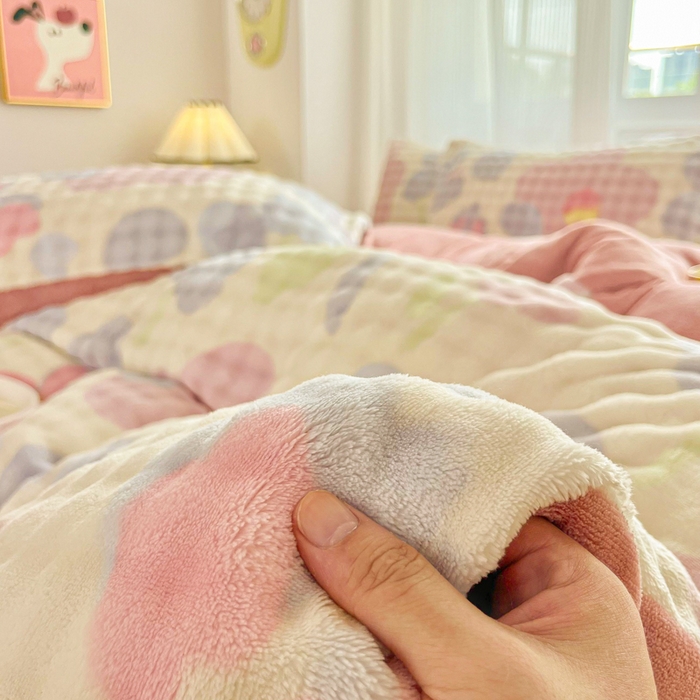 91家纺网 家纺一手货源 找家纺 梦纤绒 2025新款保暖舒适亲肤泡泡绒四件套 小花世界米黄底-豆沙