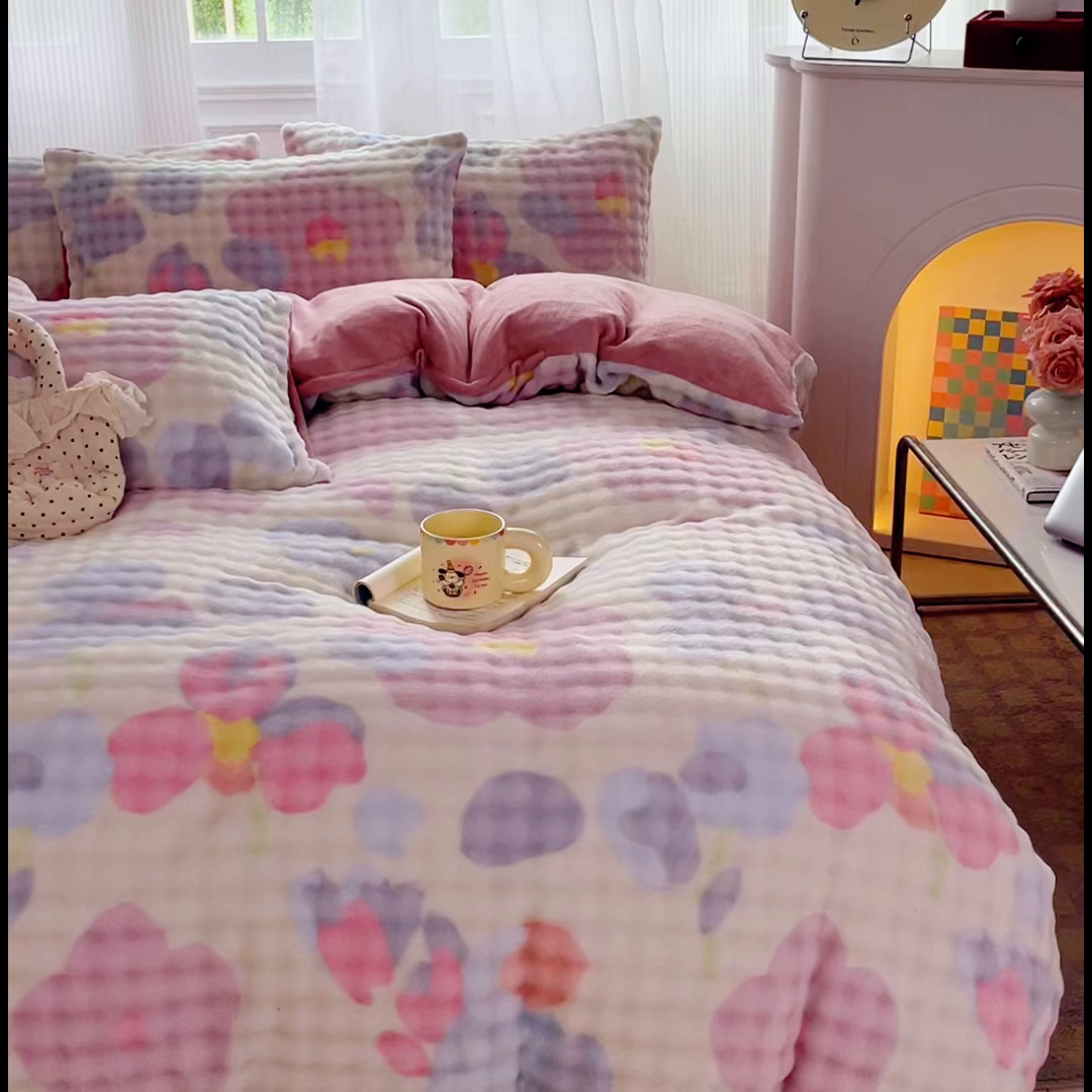 91家纺网 家纺一手货源 找家纺 梦纤绒 2025新款保暖舒适亲肤泡泡绒四件套 小花世界米黄底-豆沙