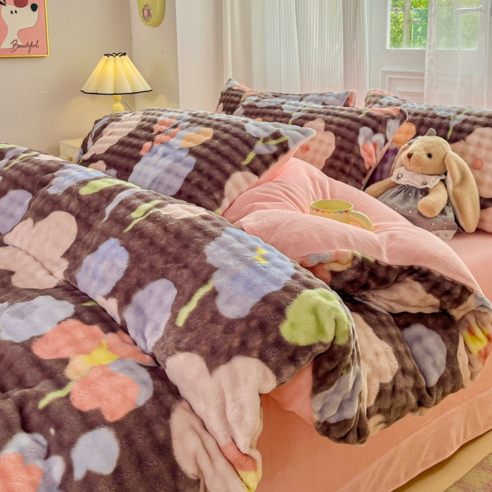 91家纺网 家纺一手货源 找家纺 梦纤绒 2025新款保暖舒适亲肤泡泡绒四件套 小花世界灰棕底-浅粉