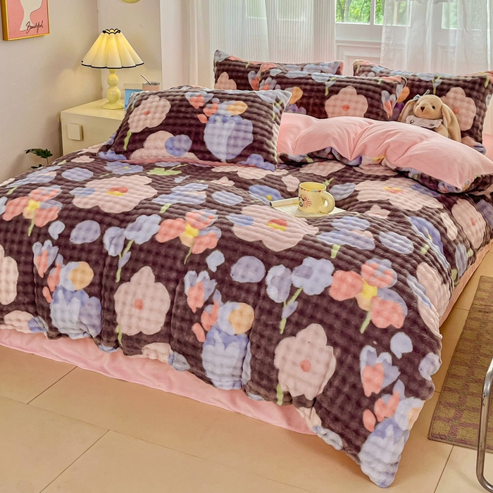 91家纺网 家纺一手货源 找家纺 梦纤绒 2025新款保暖舒适亲肤泡泡绒四件套 小花世界灰棕底-浅粉