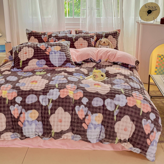 91家纺网 家纺一手货源 找家纺 梦纤绒 2025新款保暖舒适亲肤泡泡绒四件套 小花世界灰棕底-浅粉