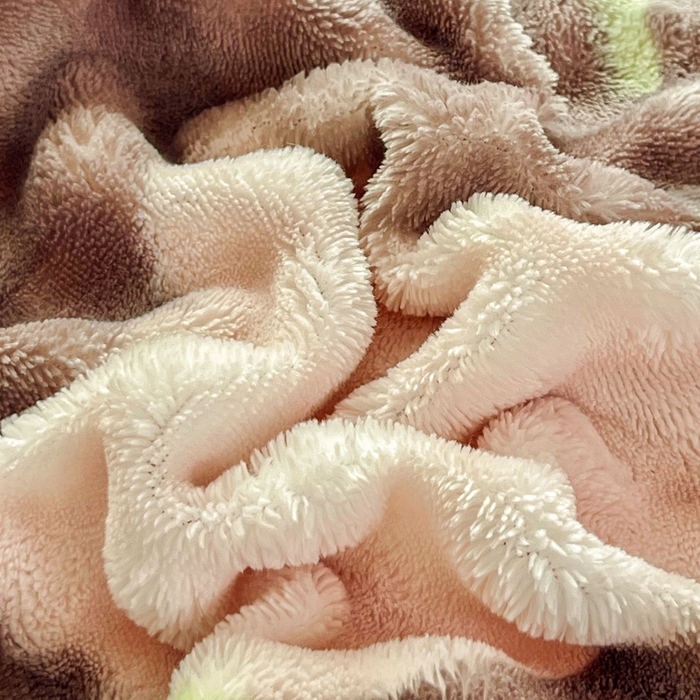 91家纺网 家纺一手货源 找家纺 梦纤绒 2025新款保暖舒适亲肤泡泡绒四件套 小花世界灰棕底-浅粉