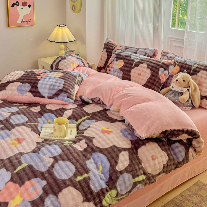 91家纺网 家纺一手货源 找家纺 梦纤绒 2025新款保暖舒适亲肤泡泡绒四件套 小花世界灰棕底-浅粉