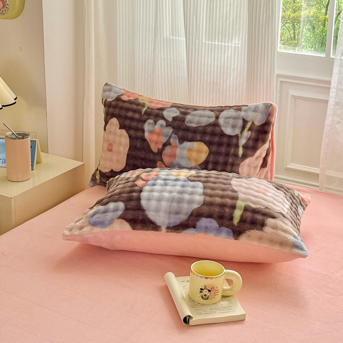 91家纺网 家纺一手货源 找家纺 梦纤绒 2025新款保暖舒适亲肤泡泡绒四件套 小花世界灰棕底-浅粉