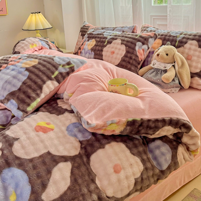 91家纺网 家纺一手货源 找家纺 梦纤绒 2025新款保暖舒适亲肤泡泡绒四件套 小花世界灰棕底-浅粉