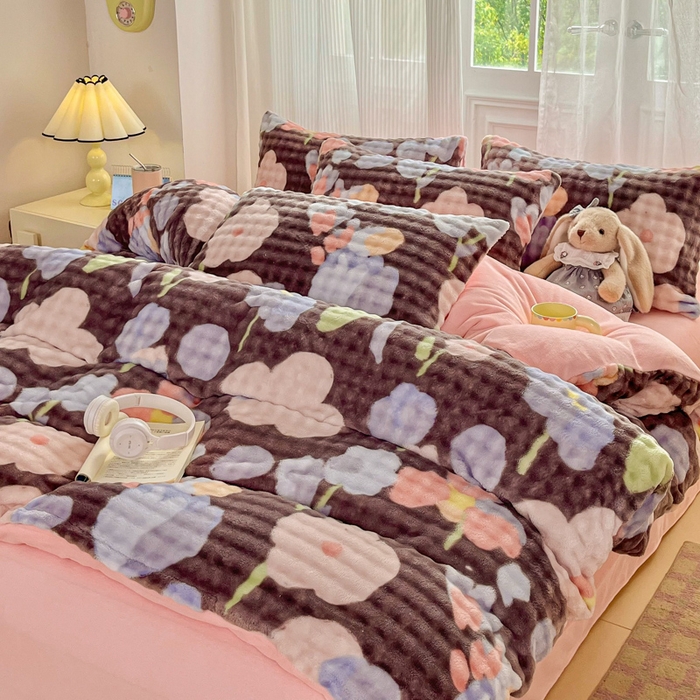 91家纺网 家纺一手货源 找家纺 梦纤绒 2025新款保暖舒适亲肤泡泡绒四件套 小花世界灰棕底-浅粉