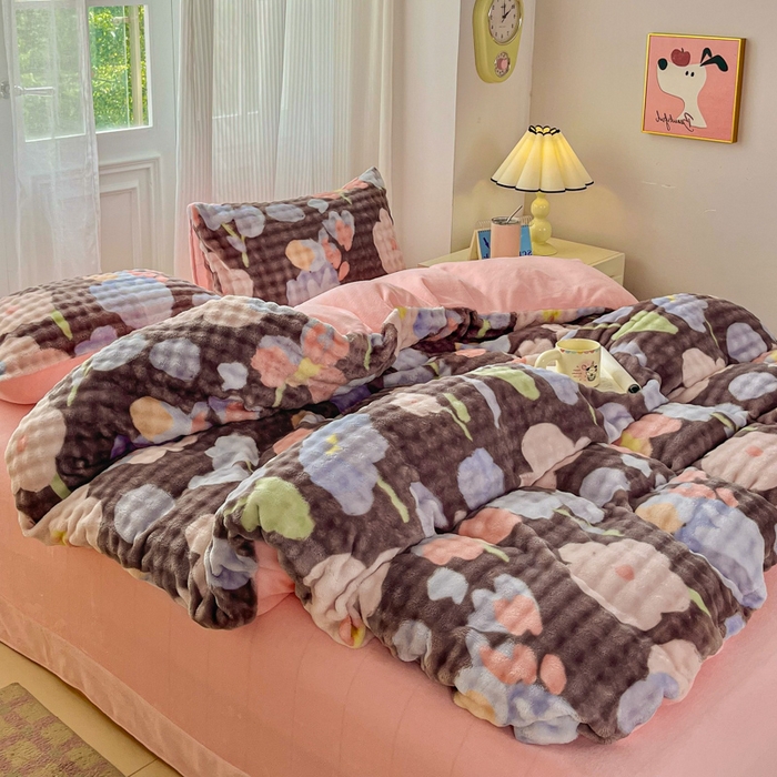 91家纺网 家纺一手货源 找家纺 梦纤绒 2025新款保暖舒适亲肤泡泡绒四件套 小花世界灰棕底-浅粉