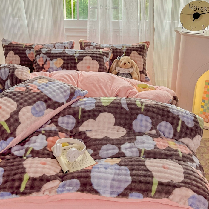 91家纺网 家纺一手货源 找家纺 梦纤绒 2025新款保暖舒适亲肤泡泡绒四件套 小花世界灰棕底-浅粉