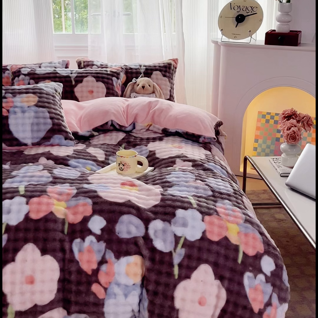 91家纺网 家纺一手货源 找家纺 梦纤绒 2025新款保暖舒适亲肤泡泡绒四件套 小花世界灰棕底-浅粉