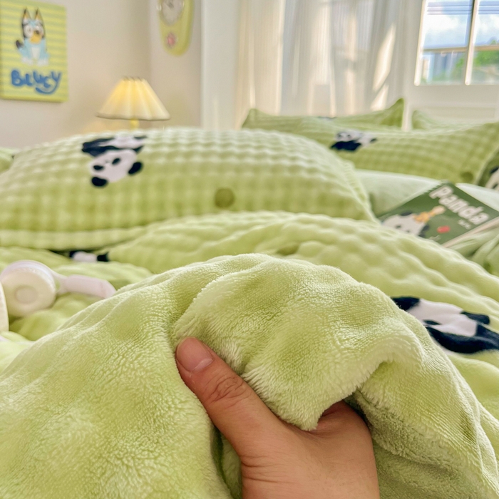 91家纺网 家纺一手货源 找家纺 梦纤绒 2025新款保暖舒适亲肤泡泡绒四件套 熊猫绿