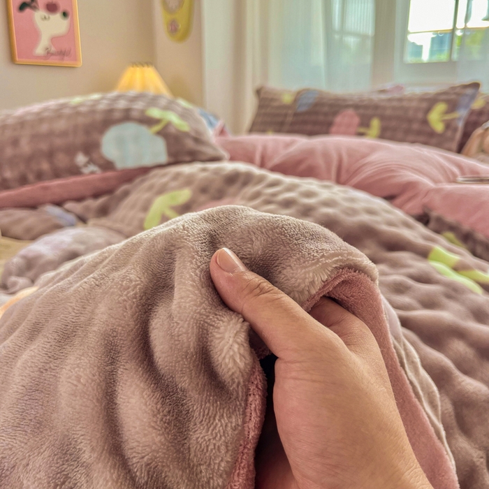 91家纺网 家纺一手货源 找家纺 梦纤绒 2025新款保暖舒适亲肤泡泡绒四件套 郁金香灰棕